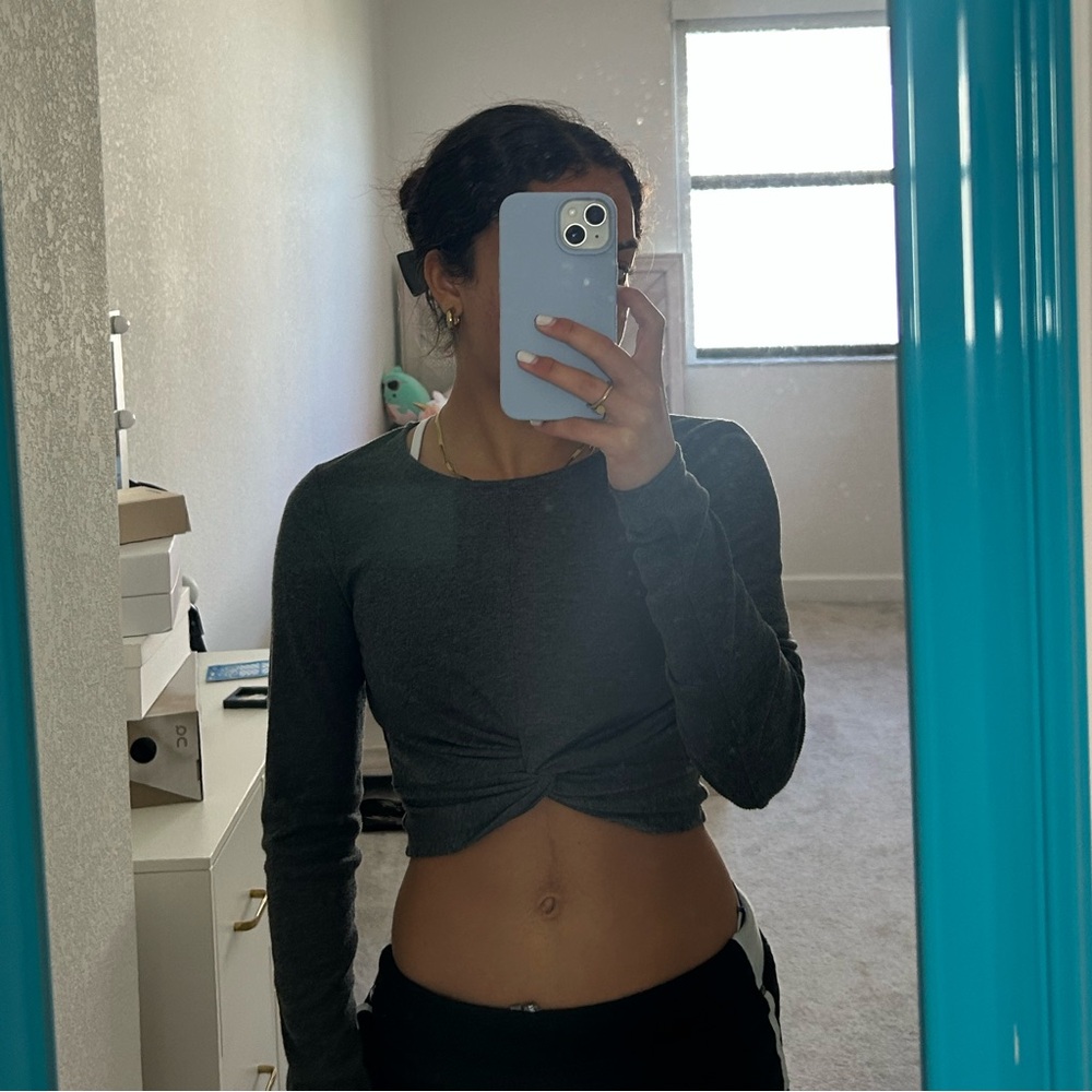 Gray long sleeve crop top